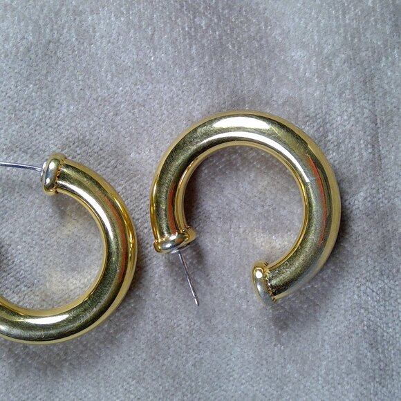 ***Gold color light pipe earrings - Picture 3 of 3